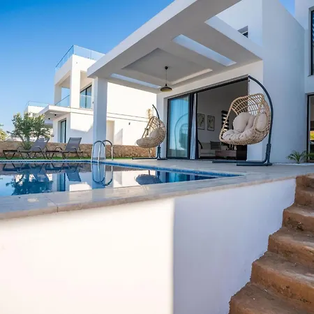 Nyaraló Serene And Modern With Private Pool Stunning Views Kharcha
