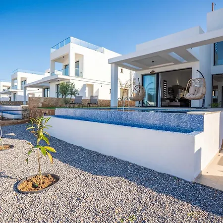 Serene And Modern With Private Pool Stunning Views Nyaraló *