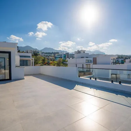 Serene And Modern With Private Pool Stunning Views Nyaraló Kharcha