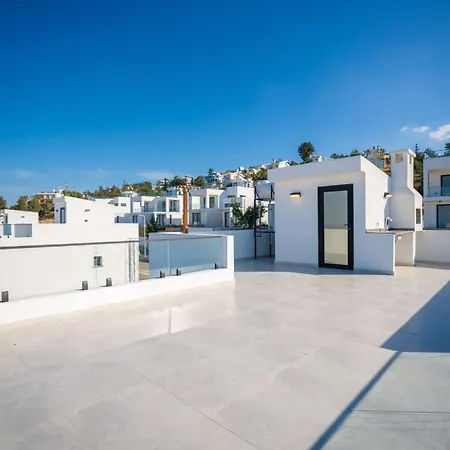 Holiday home Serene And Modern With Private Pool Stunning Views Kharcha