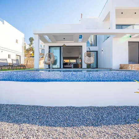 Holiday home Serene And Modern With Private Pool Stunning Views Kharcha