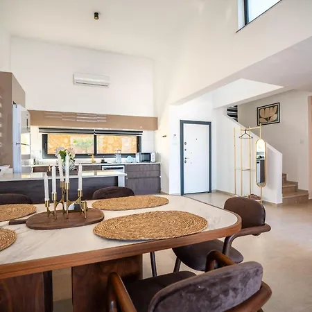 Serene And Modern With Private Pool Stunning Views Holiday home Kharcha