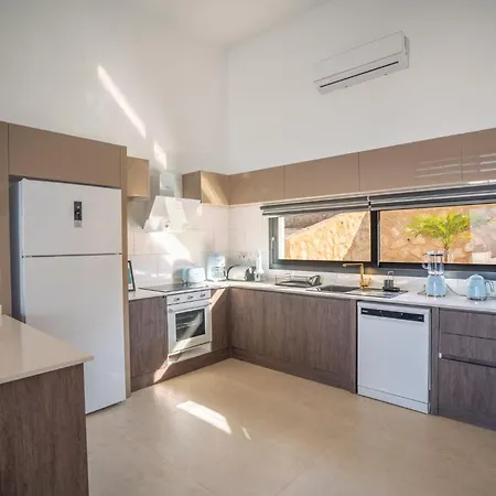 Nyaraló Serene And Modern With Private Pool Stunning Views